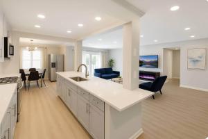 8 bedroom 2 blocks from beach & casino heart of ac