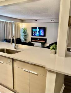 8 bedroom 2 blocks from beach & casino heart of ac