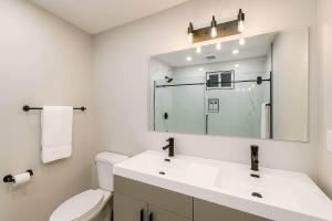 8 bedroom 2 blocks from beach & casino heart of ac