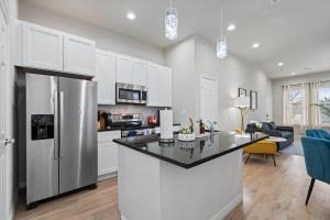3BR Duplex - Walk to Bishop Arts - Fenced Yard
