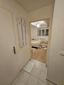 Newly renovated apartment 10 min to the center for 3 people