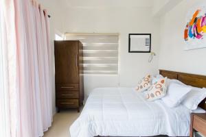 1-BR Condo with Pool, Balcony, Close to IT Park
