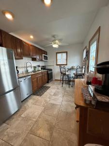 Single Home 5 Bdroom, 3 Bathroom 2 Level Beach Block