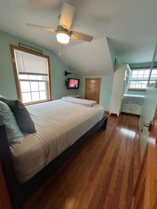 Single Home 5 Bdroom, 3 Bathroom 2 Level Beach Block