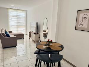 Exclusivo Departamento en vía a la costa, 2 Hab, Parqueo Privado