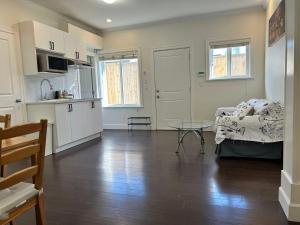 Spacious 3 Bedroom Suite in Burnaby Free Parking, Full Kitchen, Near Transit