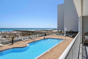 Spacious condo in with free WiFi pool access central AC and washer&dryer