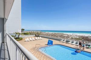 Spacious condo in with free WiFi pool access central AC and washer&dryer