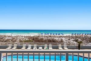 Spacious condo in with free WiFi pool access central AC and washer&dryer