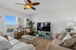 Spacious condo in with free WiFi pool access central AC and washer&dryer
