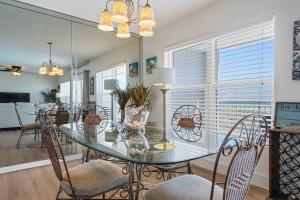 Spacious condo in with free WiFi pool access central AC and washer&dryer