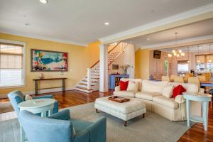 Spacious beachfront home with decks, gas grill, wet bar, gas fireplace, and WD
