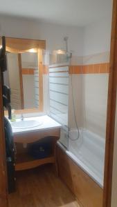 Charmant F2, départ randonnée, pied des pistes, piscine, toutes commodités