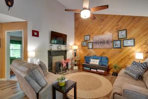 Dale Hollow Hideaway! Cabin w Hot Tub