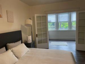 2BR 2 King Beds - Free Parking - Near Bakery Square and Universities