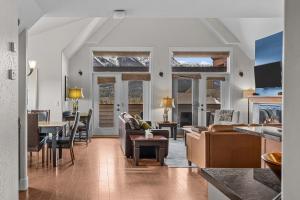 Luxury Penthouse - 3 King Suites - UG Parking