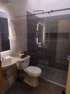 Suite moderna con parqueadero y cocina equipada