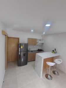 Suite moderna con parqueadero y cocina equipada