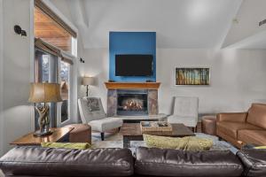 Luxury Penthouse - 3 King Suites - UG Parking