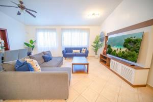 COZY 7BR Villa BIG POOL Close to beach