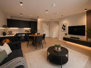Canal-Side Apartment with Private Terrace - Castlefield - Business & Long Stays