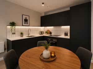 Canal-Side Apartment with Private Terrace - Castlefield - Business & Long Stays