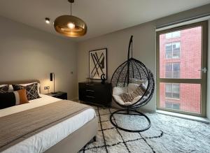 Canal-Side Apartment with Private Terrace - Castlefield - Business & Long Stays