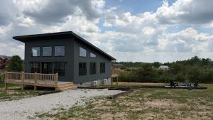 Fernwood Cabin - Pet-Friendly w Hot Tub