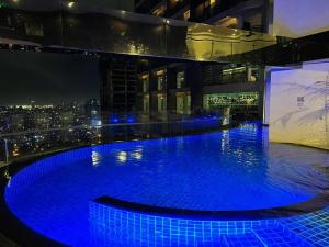 One Bed with Free GYM, Pool and WiFi in Makati City