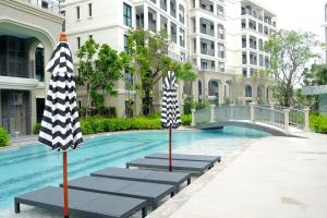 Title Legendary pool view grand suite E305