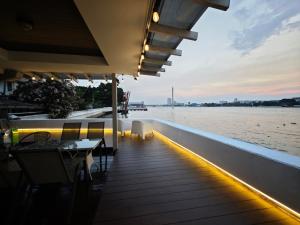 Chao phraya riverfront house Baan Rimphraya