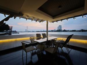 Chao phraya riverfront house Baan Rimphraya