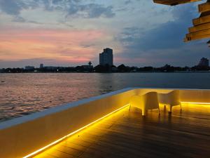 Chao phraya riverfront house Baan Rimphraya