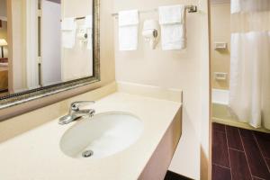 One-Bedroom King Suite - Non-Smoking room in Baymont by Wyndham Mobile/ I-65