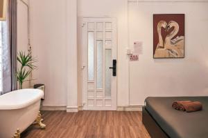OMG Pink Church Homestay - Bathtub & Netflix Studio
