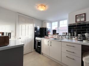 Spacious & Cosy, Short Stroll To The Centre