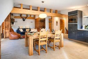 Design-Dachwohnung mit Badewanne & Bergblick in Saas-Grund