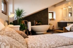 Design-Dachwohnung mit Badewanne & Bergblick in Saas-Grund