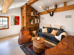 Design-Dachwohnung mit Badewanne & Bergblick in Saas-Grund