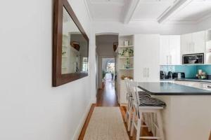 Coogee Beach 3-bedroom apartment - flat steps to Sand & Sea, Ocean Views, Rooftop Terrace