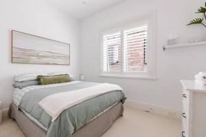 Coogee Beach 3-bedroom apartment - flat steps to Sand & Sea, Ocean Views, Rooftop Terrace
