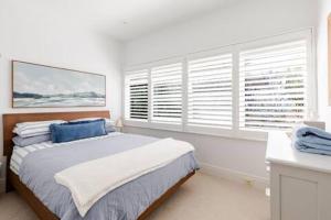 Coogee Beach 3-bedroom apartment - flat steps to Sand & Sea, Ocean Views, Rooftop Terrace
