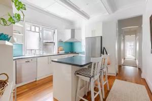 Coogee Beach 3-bedroom apartment - flat steps to Sand & Sea, Ocean Views, Rooftop Terrace