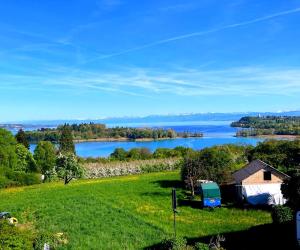 Helles Apartment mit Seeblick und großer Terrasse
