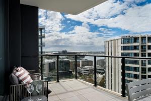 Elevated 3BR Stay - Views Amenities Parking