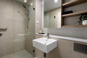 Elevated 3BR Stay - Views Amenities Parking