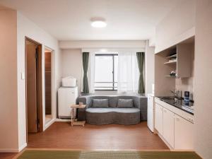 TP302 Cozy Open-Plan Room, Access to JR Kinshicho and Oshiage, Private Kitchen and Bath, Sleeps 3