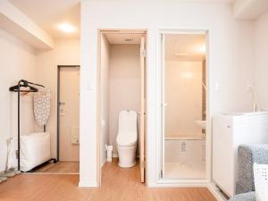 TP302 Cozy Open-Plan Room, Access to JR Kinshicho and Oshiage, Private Kitchen and Bath, Sleeps 3