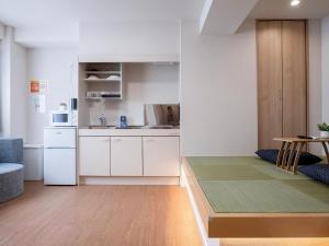 TP302 Cozy Open-Plan Room, Access to JR Kinshicho and Oshiage, Private Kitchen and Bath, Sleeps 3