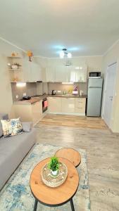 Apartment Breeze Retreate with Balcony & Parking lot